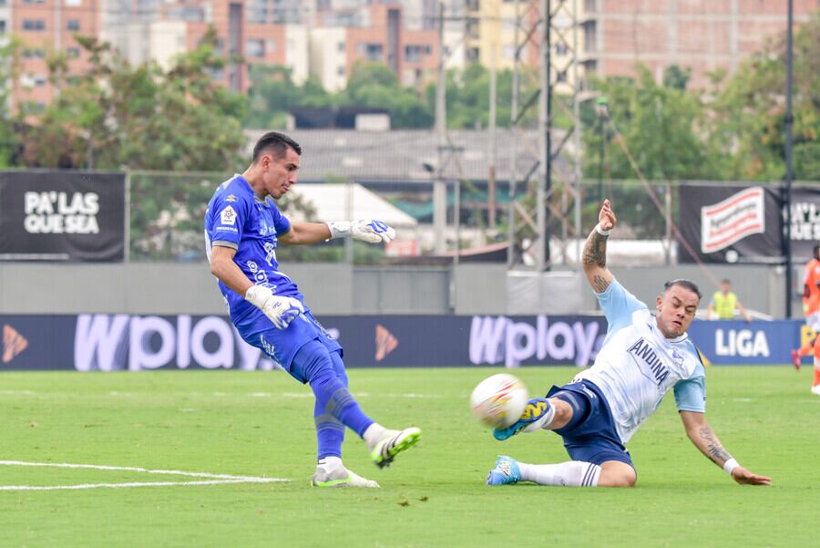 Leonardo Castro presionando la salida del arquero de Envigado.
