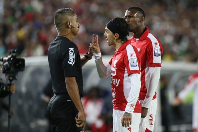 Reclamo desde Santa Fe por la actuación de los árbitros ante Atlético Nacional.