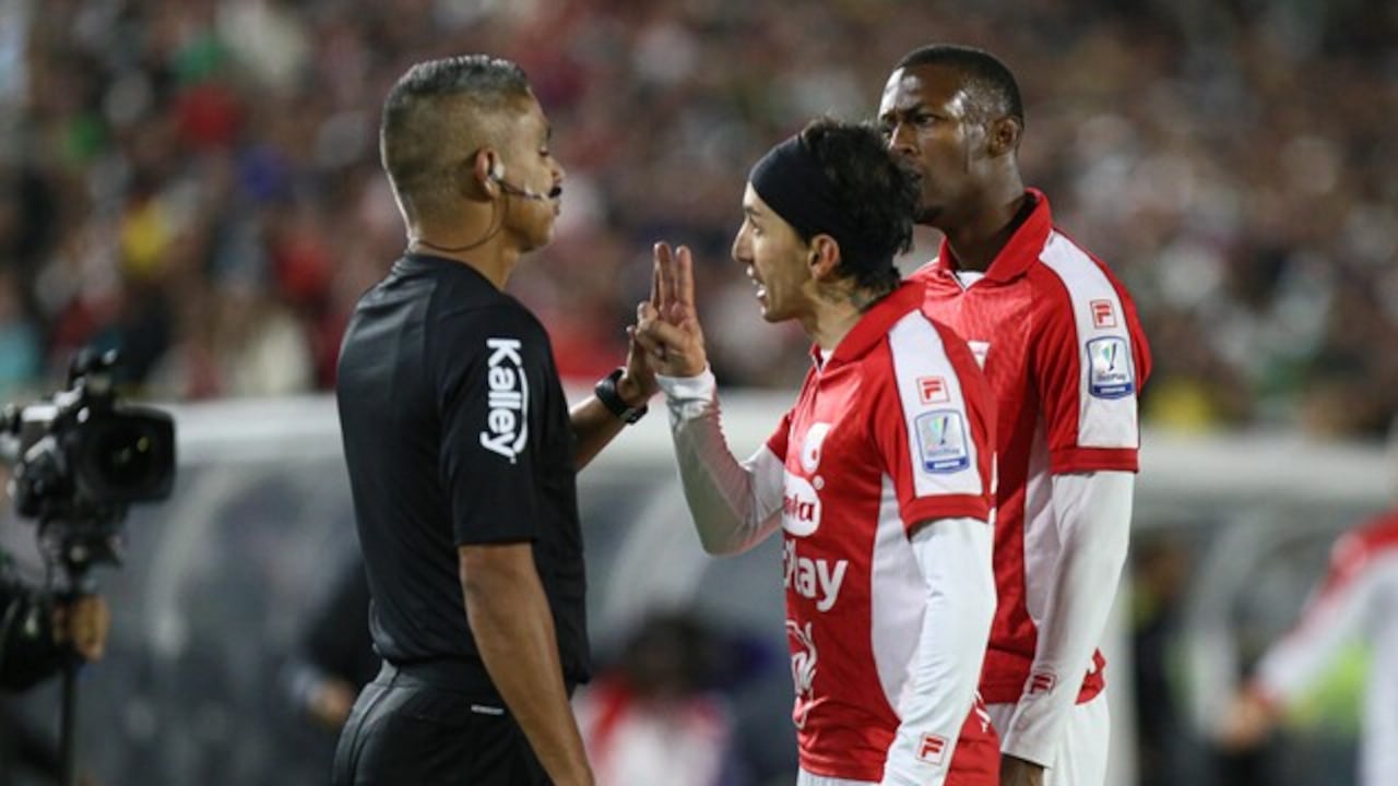 Reclamo desde Santa Fe por la actuación de los árbitros ante Atlético Nacional.