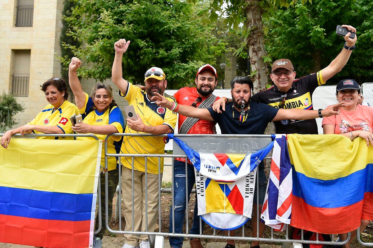 Aficionados colombianos al ciclismo hacen presencia masivamente en Europa.
