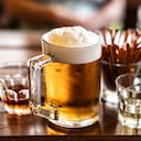 Cerveza y aguardiente. Imagen de referencia.