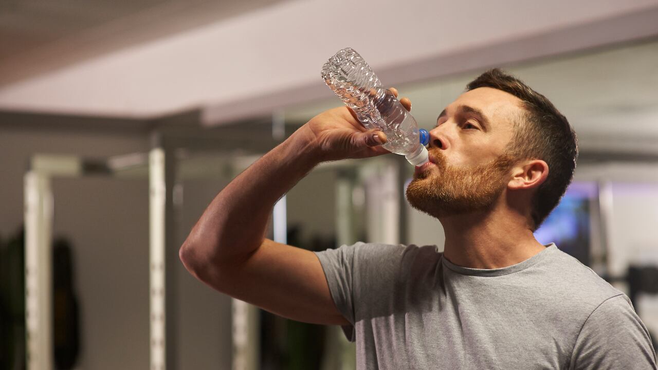Foto de referencia de una persona consumiendo agua