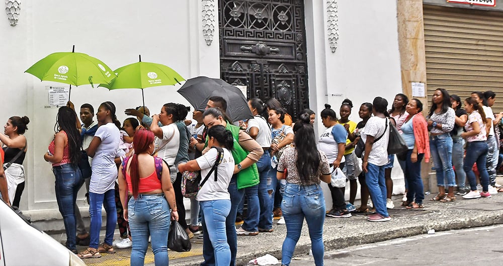 Para mitigar las intensas aglomeraciones, el Banco Agrario aplicó un pico y cédula. 