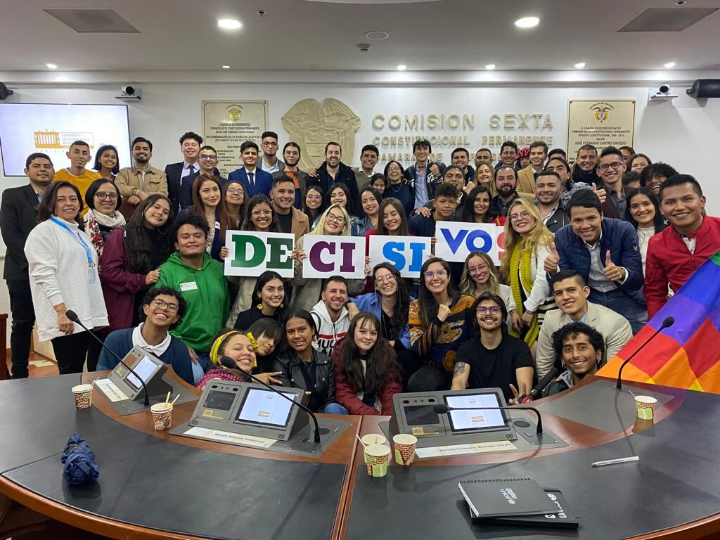 Congresistas y representantes de los jóvenes durante la presentación de la comisión, en el Congreso.