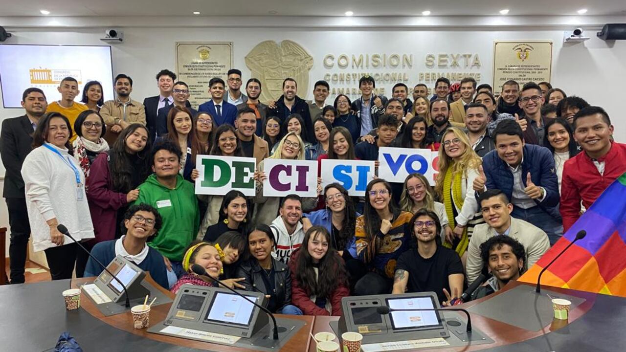 Congresistas y representantes de los jóvenes durante la presentación de la comisión, en el Congreso.