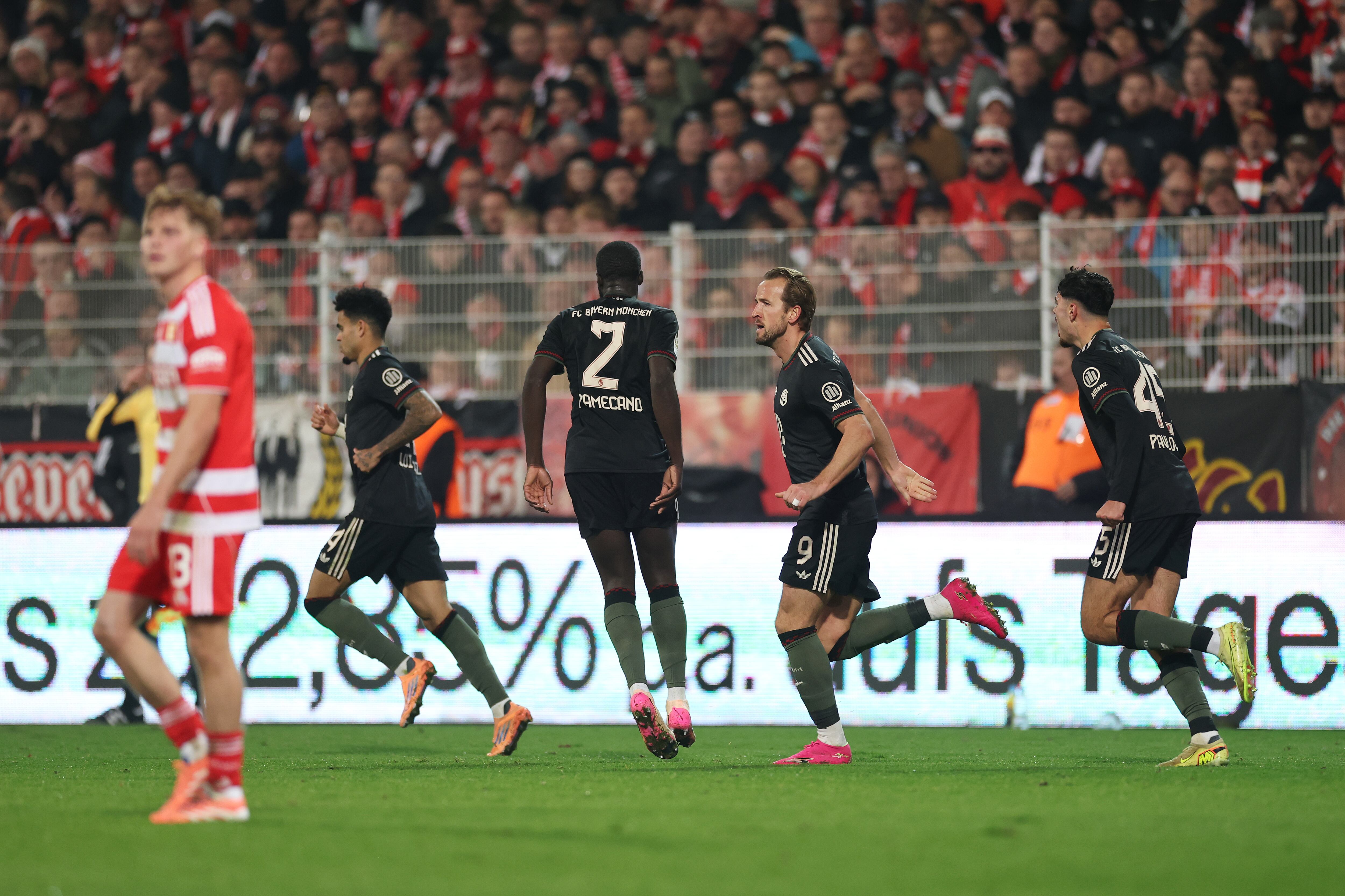 Harry Kane celebró con Luis Díaz el gol del empate ante Unión Berlín