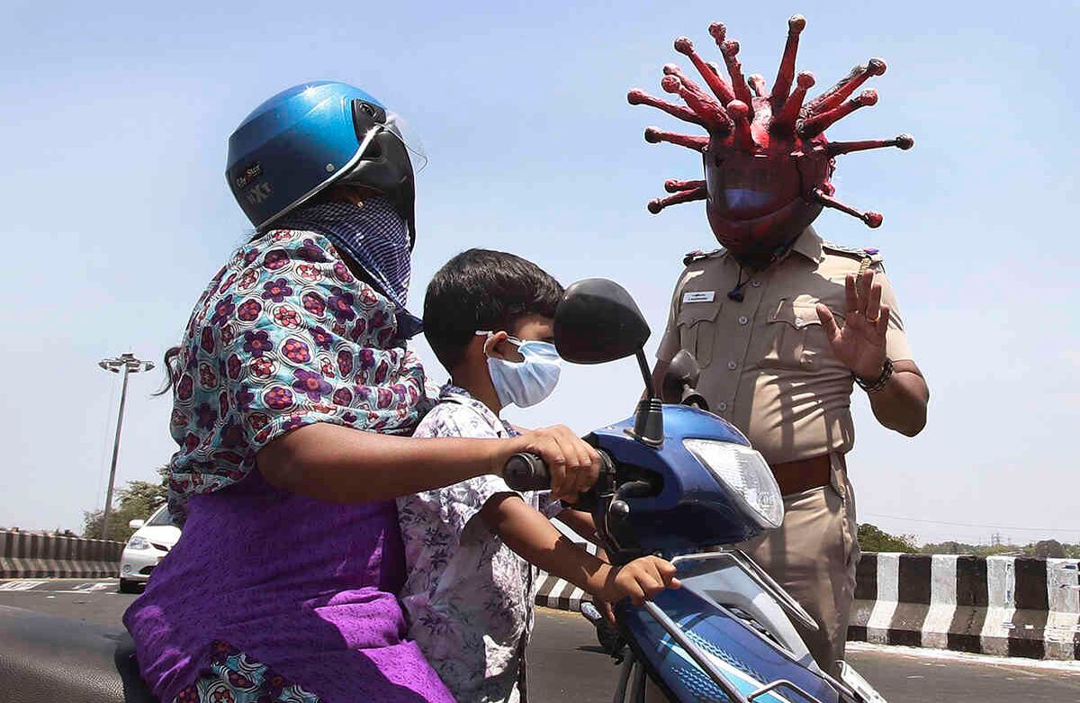 La imagen de este oficial de policía indio, Rajesh Babu, con un casco-coronavirus se hizo viral. Así salió en Chennai, India, a pedirle a la gente que se quedara en casa. Ese enorme país está en una cuarentena de 21 días, que comenzó el sábado pasado.  Foto: R. Parthibhan/ AP