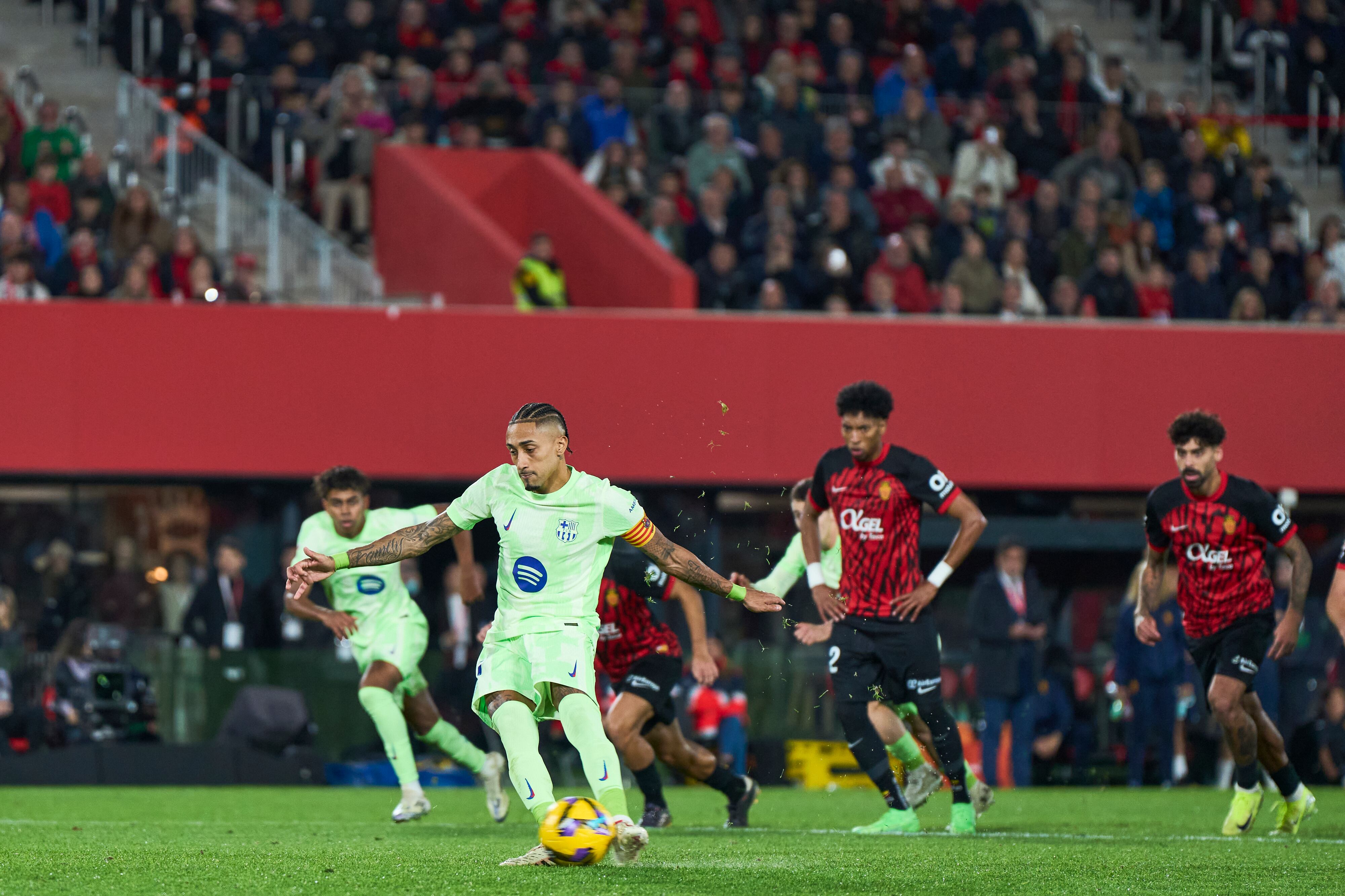 Raphinha del FC Barcelona lanza un penalti para marcar el tercer gol del equipo durante el partido de LaLiga entre el RCD Mallorca y el FC Barcelona en el Estadi de Son Moix el 03 de diciembre de 2024 en Mallorca, España.