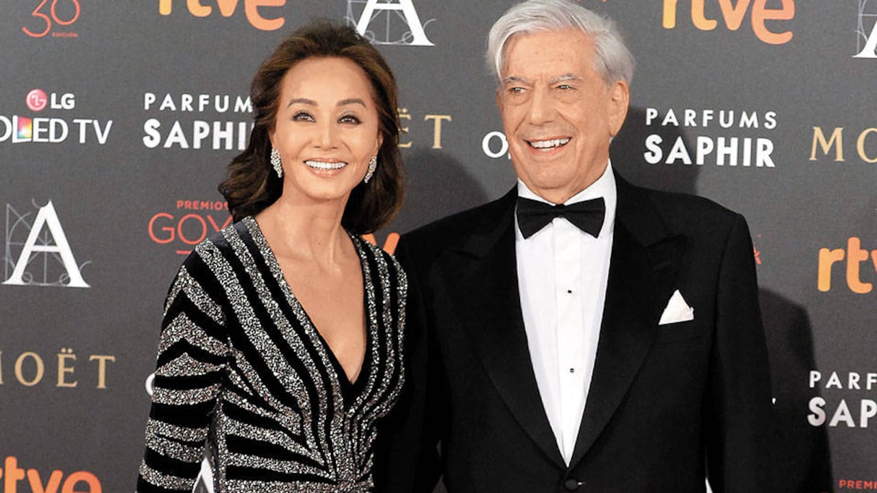 La pareja de fiesta en Madrid. Al nobel le gustó Preysler desde que la conoció en 1986. “Es muy difícil aburrirse con Isabel por lo divertida que es”, dijo.