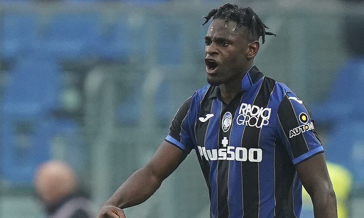 Atalanta's Duvan Zapata celebrates after scoring his side's opening goal during the Serie A soccer match between Atalanta and Lazio, at the Gewiss stadium in Bergamo, Italy, Saturday, Oct. 30, 2021. (Spada/LaPresse via AP)
