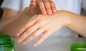 Aceite de oliva y vitamina C para las manchas de las manos.