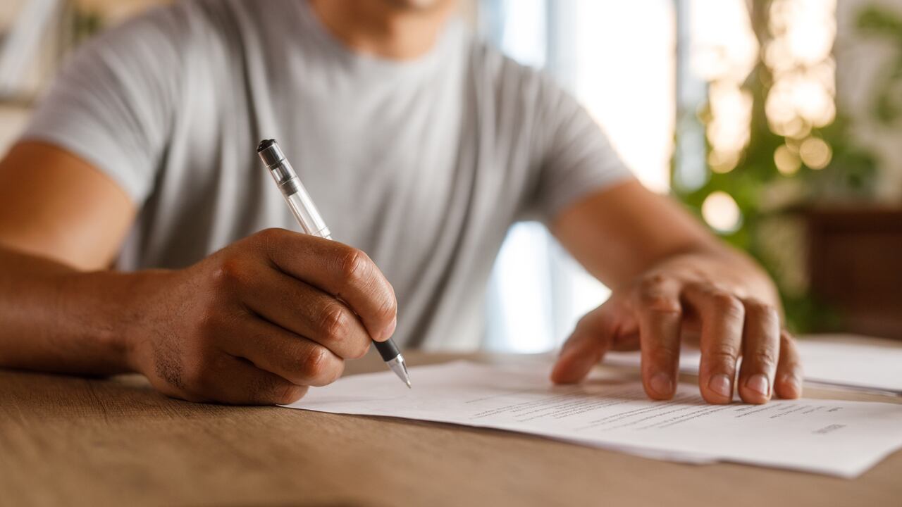 La firma o rúbrica tiene fines identificatorios, jurídicos, bancarios, representativos y diplomáticos.