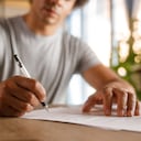 La firma o rúbrica tiene fines identificatorios, jurídicos, bancarios, representativos y diplomáticos.