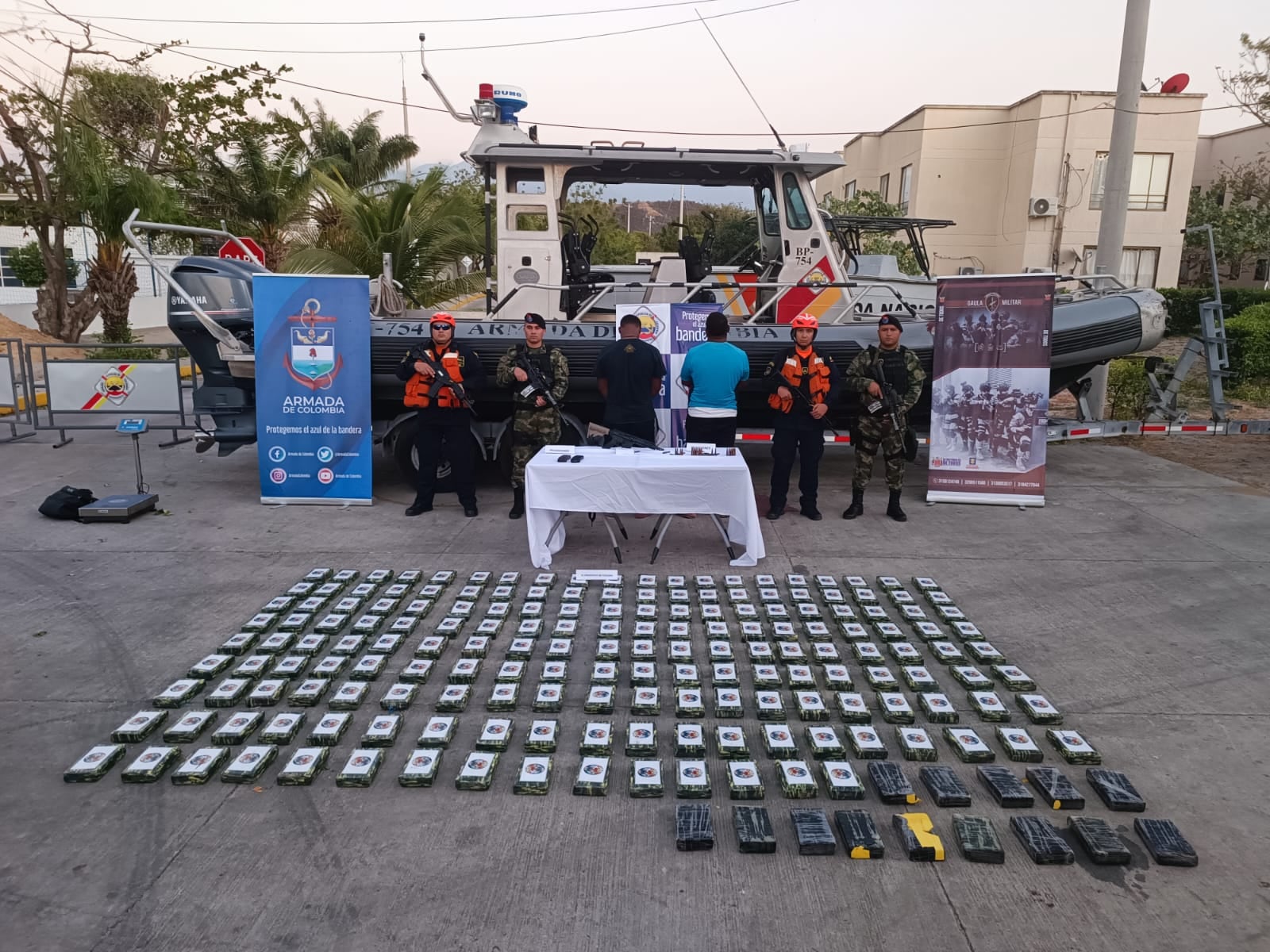 Incautan 189 kilogramos de clorhidrato de cocaína que eran transportados en una lancha tripulada por un colombiano y un dominicano