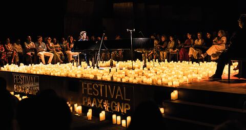 El concierto del pianista Thomas Enhco le hizo honor al hermoso marco en el cual se desarrolló. Rodeado de velas y de público, el parisino entregó una hora y media de genialidad musical y de espontaneidad.