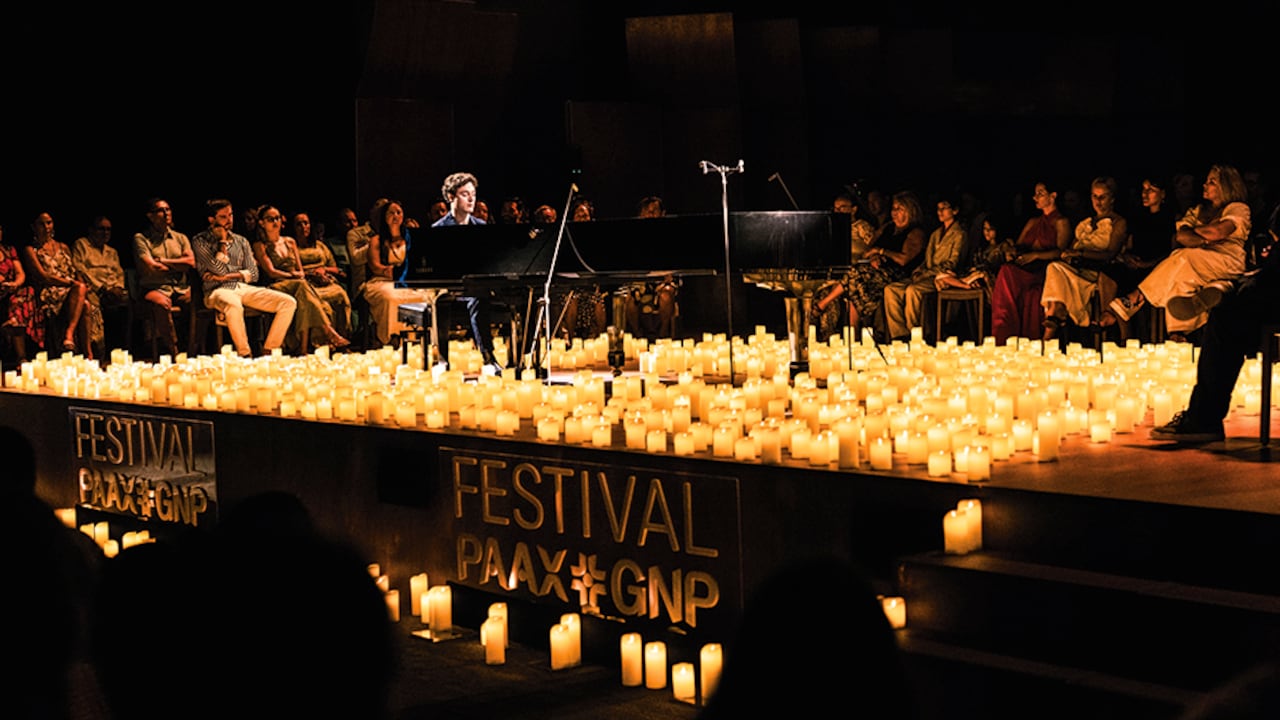 El concierto del pianista Thomas Enhco le hizo honor al hermoso marco en el cual se desarrolló. Rodeado de velas y de público, el parisino entregó una hora y media de genialidad musical y de espontaneidad.