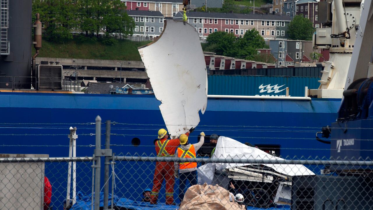 Los escombros del submarino Titán cuando eran desembarcados en el muelle de la Guardia Costera en St. John, Canadá.