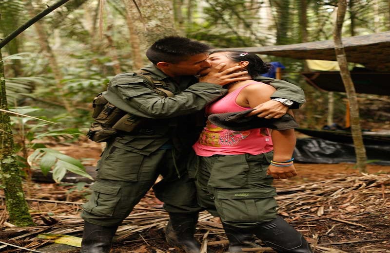 Cristian y Yimarly llevan apenas un año como pareja. Se coquetean con disimulo todo el día en el campamento. Ella es camarógrafa, un oficio que está de moda en las Farc. Él, un combatiente que reconoce que cambiar el uniforme por la actividad política será difícil. 