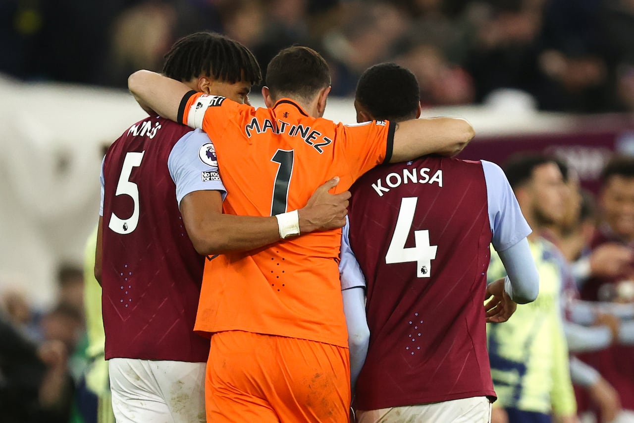 Dibu Martínez y sus compañeros Konsa y Mings, celebrando la victoria.