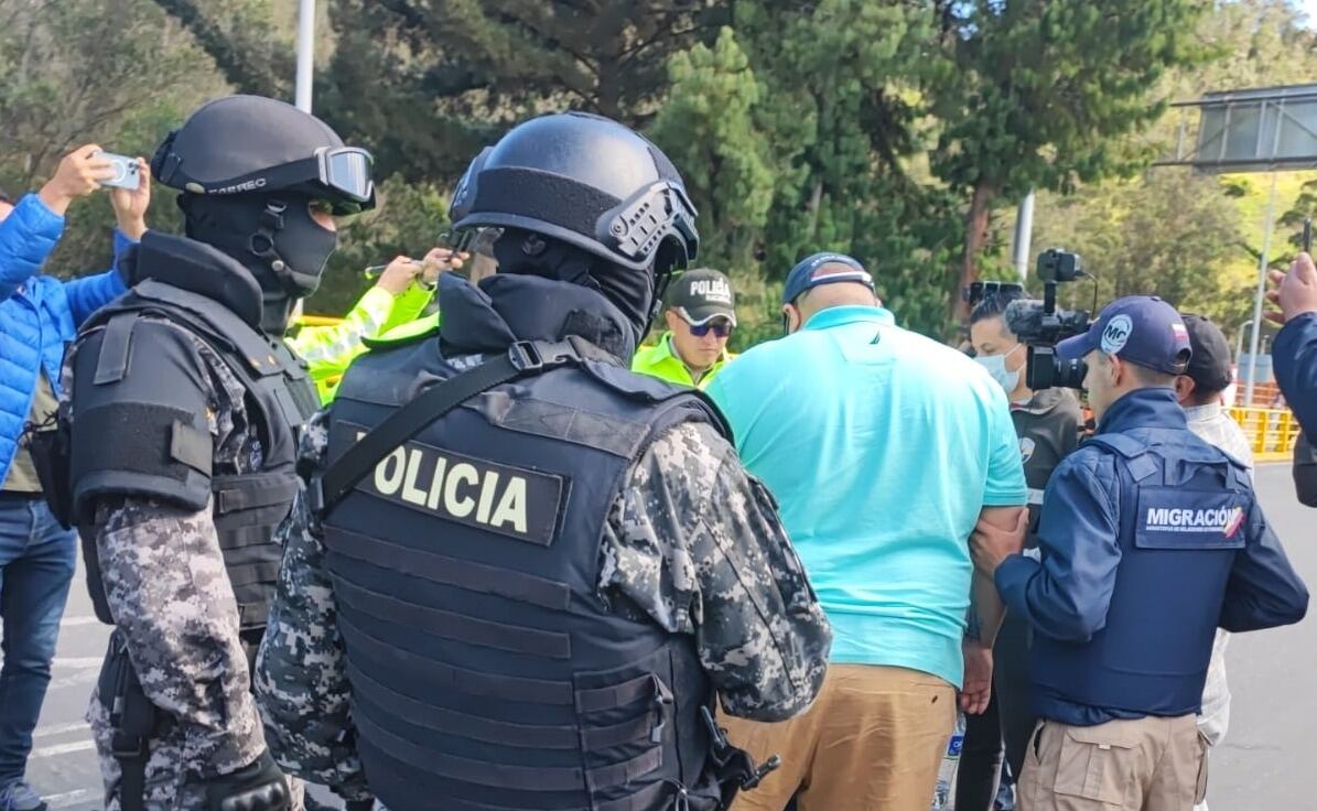 El delincuente ecuatoriano fue entregado a las autoridades del vecino país. Foto: Migración Colombia.
