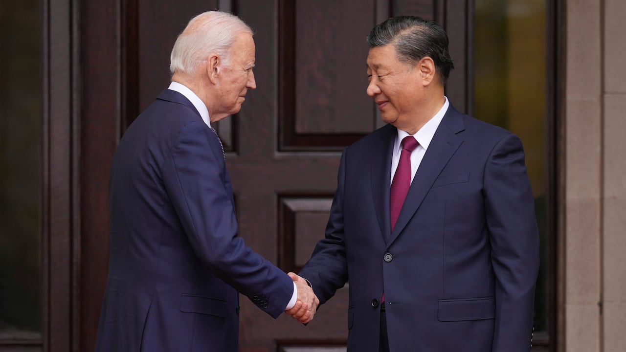 El presidente Joe Biden saluda al presidente de China, Xi Jinping, en Filoli Estate en Woodside, California, el miércoles 15 de noviembre de 2023