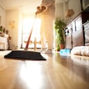 Barrer la casa para atraer la buena suerte.