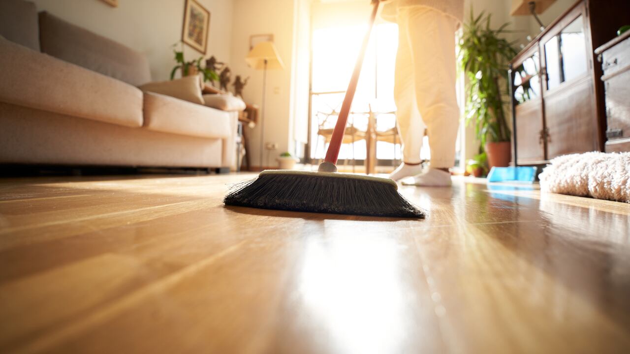 Barrer la casa para atraer la buena suerte.
