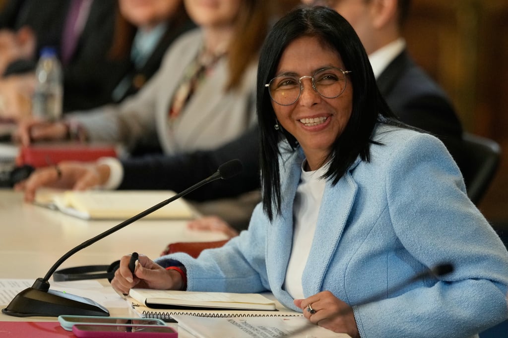 ARCHIVO - La presidenta interina de Venezuela, Delcy Rodríguez, sonríe durante una reunión con una delegación encabezada por el secretario de Energía de Estados Unidos, Chris Wright, en el Palacio de Miraflores en Caracas, Venezuela, el 11 de febrero de 2026. (Foto AP/Ariana Cubillos, Archivo)