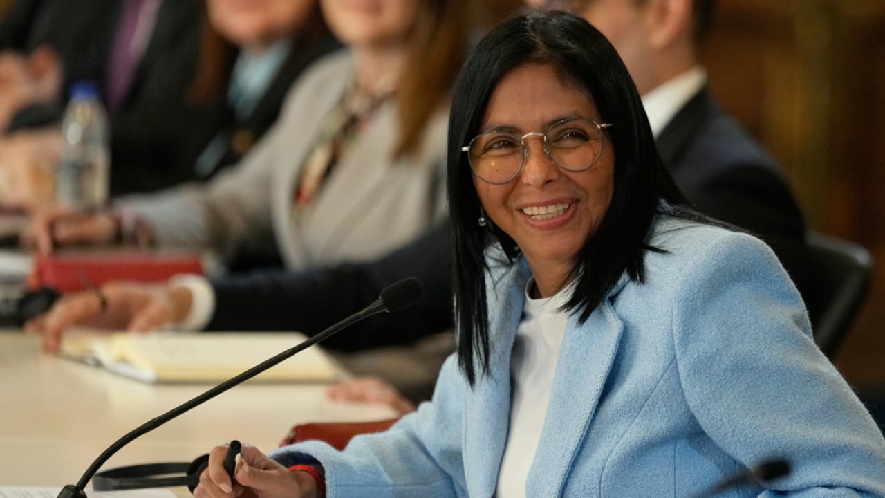 ARCHIVO - La presidenta interina de Venezuela, Delcy Rodríguez, sonríe durante una reunión con una delegación encabezada por el secretario de Energía de Estados Unidos, Chris Wright, en el Palacio de Miraflores en Caracas, Venezuela, el 11 de febrero de 2026. (Foto AP/Ariana Cubillos, Archivo)