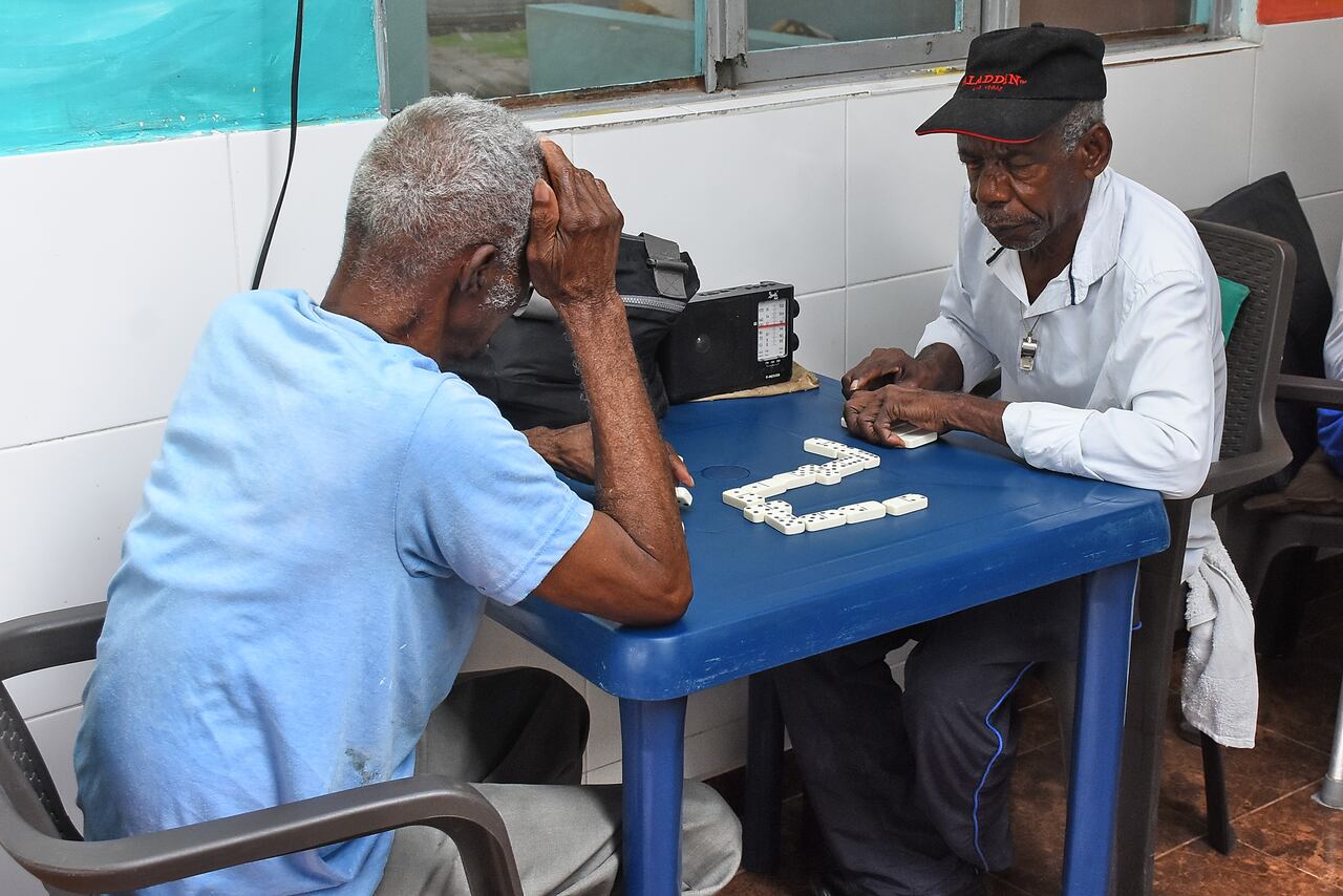 Además de ofrecerles una cama y un techo, también se ocupan de suplir las necesidades básicas de los ancianos y de reforzar su interacción con otras personas. Juegos de mesa y películas hacen parte de las actividades con las que se les brinda una atención integral.