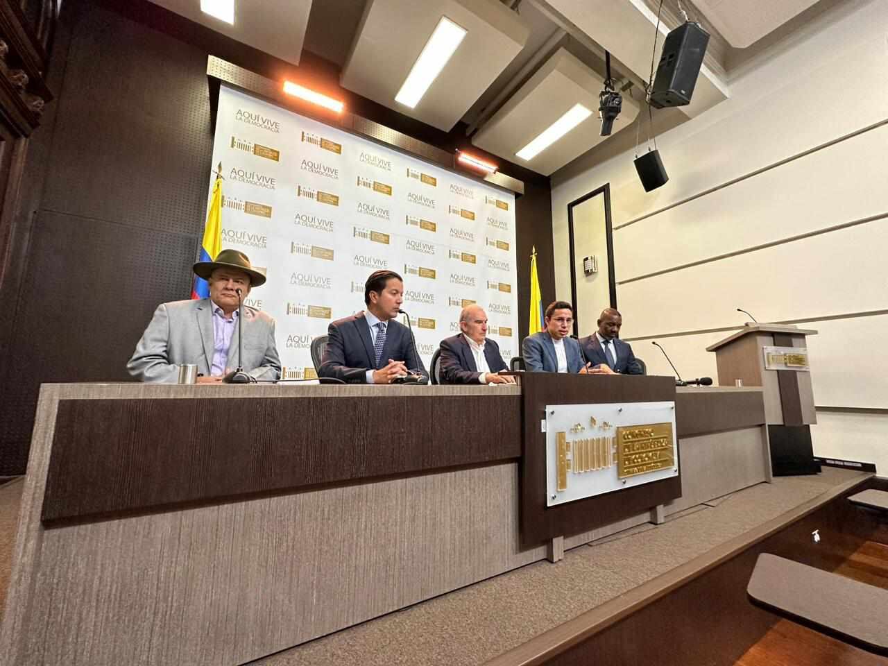 Los congresistas hicieron el anuncio desde el Capitolio Nacional