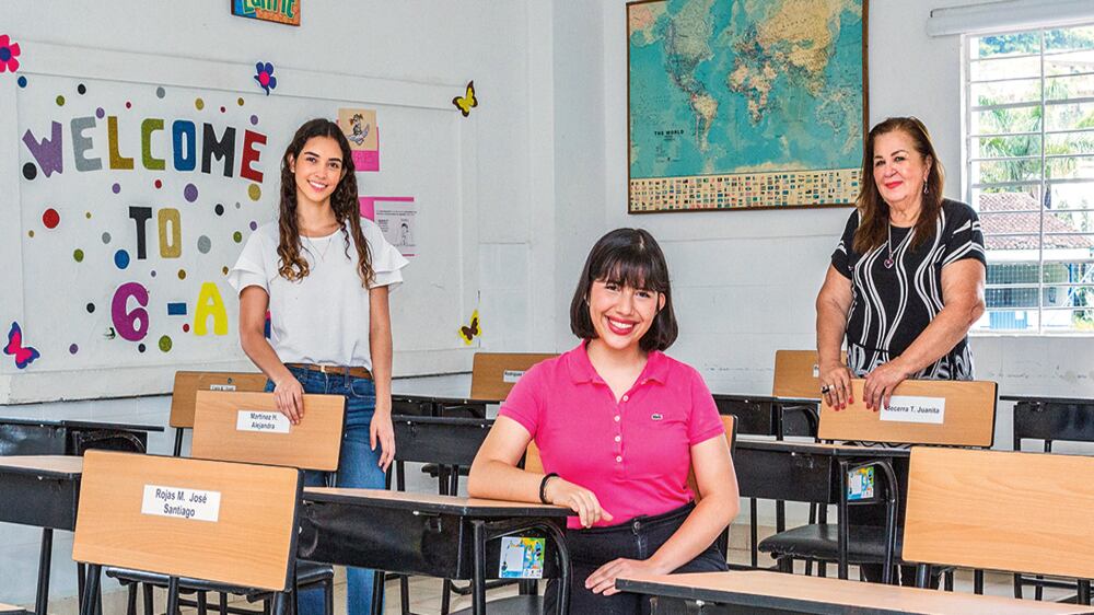 De izquierda a derecha: La estudiante Sofía López Soto (de pie), su compañera Ana Sofía Mesa Cardona (sentada) y la rectora del colegio, Esperanza Rivas. En esta institución consideran que la virtualidad, con todo y sus defectos, les ha servido a los niños para que desde pequeños aprendan de sistemas.