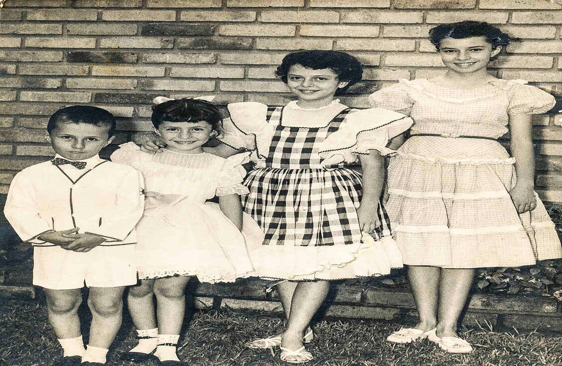 Cuando tenía 5 años, al lado de sus tres hermanas.