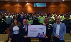 La Secretaría Distrital de Salud, a través de su estrategia “Promotores del Cuidado Emocional”, ha sensibilizado a estos uniformados para fomentar el reconocimiento de las emociones y prácticas de cuidado y bienestar emocional.