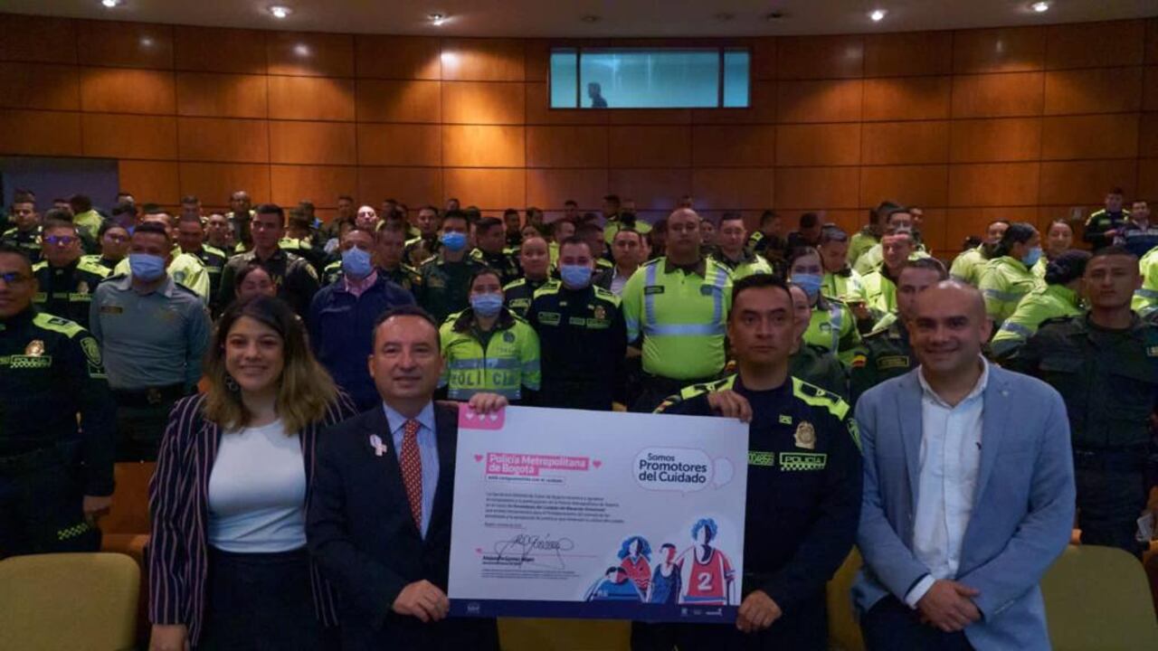 La Secretaría Distrital de Salud, a través de su estrategia “Promotores del Cuidado Emocional”, ha sensibilizado a estos uniformados para fomentar el reconocimiento de las emociones y prácticas de cuidado y bienestar emocional.