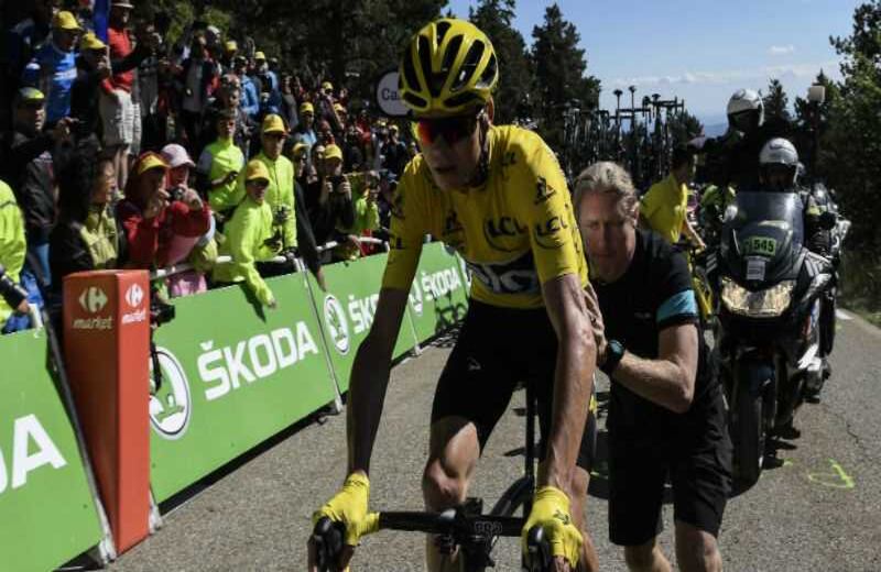 Un empujoncito para Froome. Foto: AFP