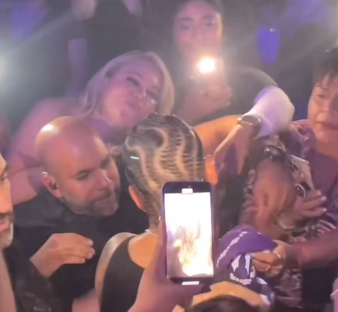 Fanática de Maluma intenta besarlo a la fuerza y el artista deja ver su enojo