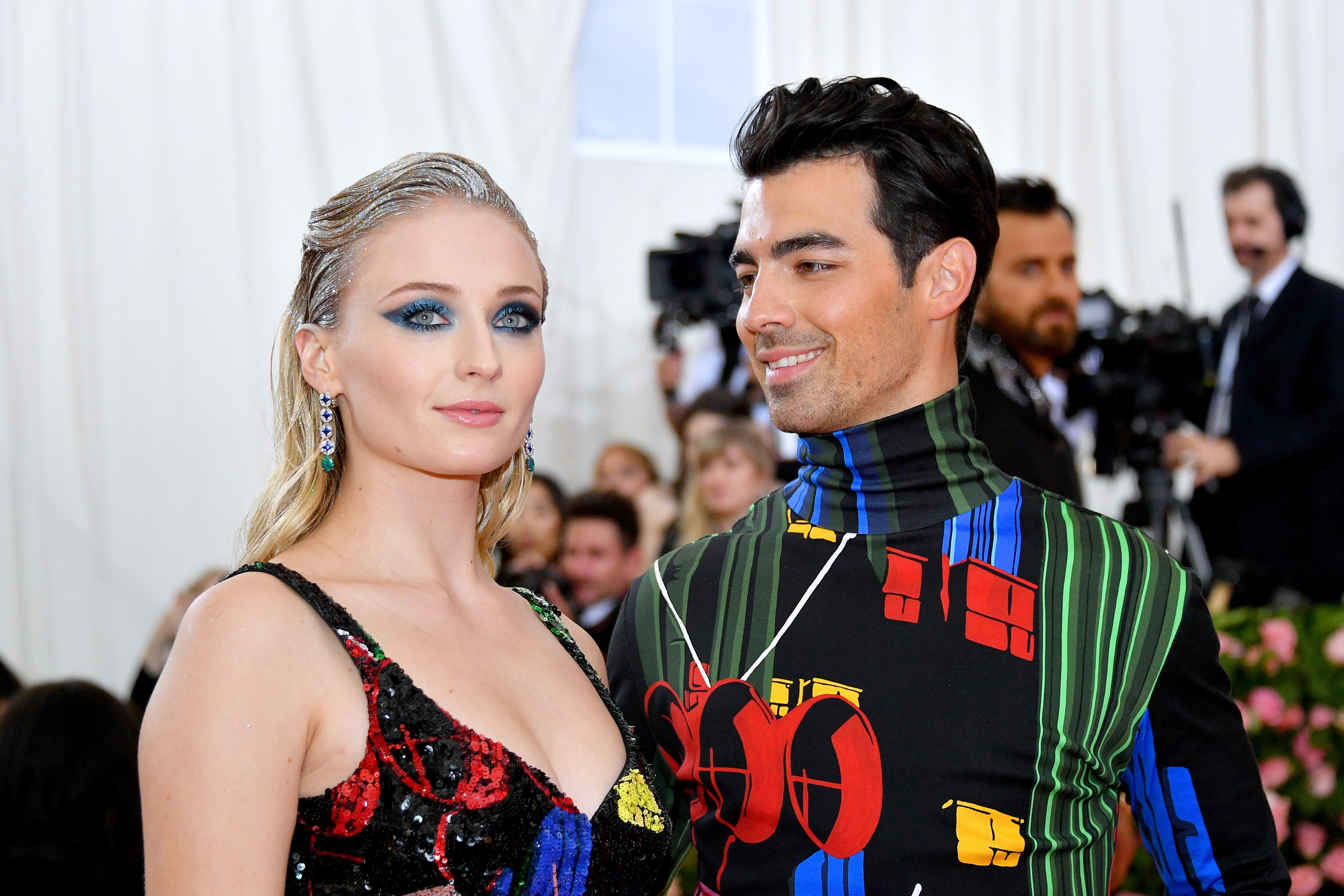 Sophie Turner y Joe Jonas asisten al campamento de celebración de la Gala Met 2019: Notas sobre la moda en el Museo Metropolitano de Arte el 6 de mayo de 2019 en la ciudad de Nueva York. (Foto de Dia Dipasupil/FilmMagic)