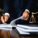 Cerrar abogado empresario trabajando o leyendo un libro de leyes en el lugar de trabajo de la oficina para el concepto de abogado consultor.