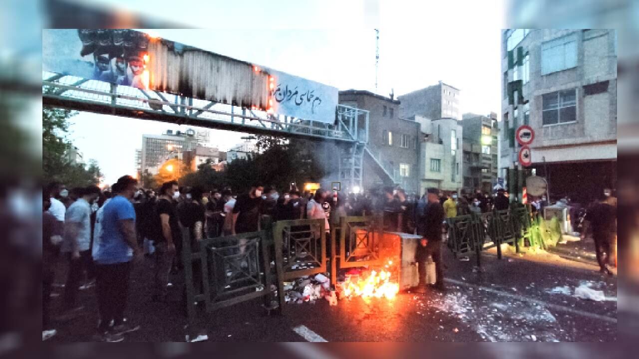 Protesta por la muerte de Mahsa Amini, mientras estaba bajo custodia policial. -Foto: Reuters