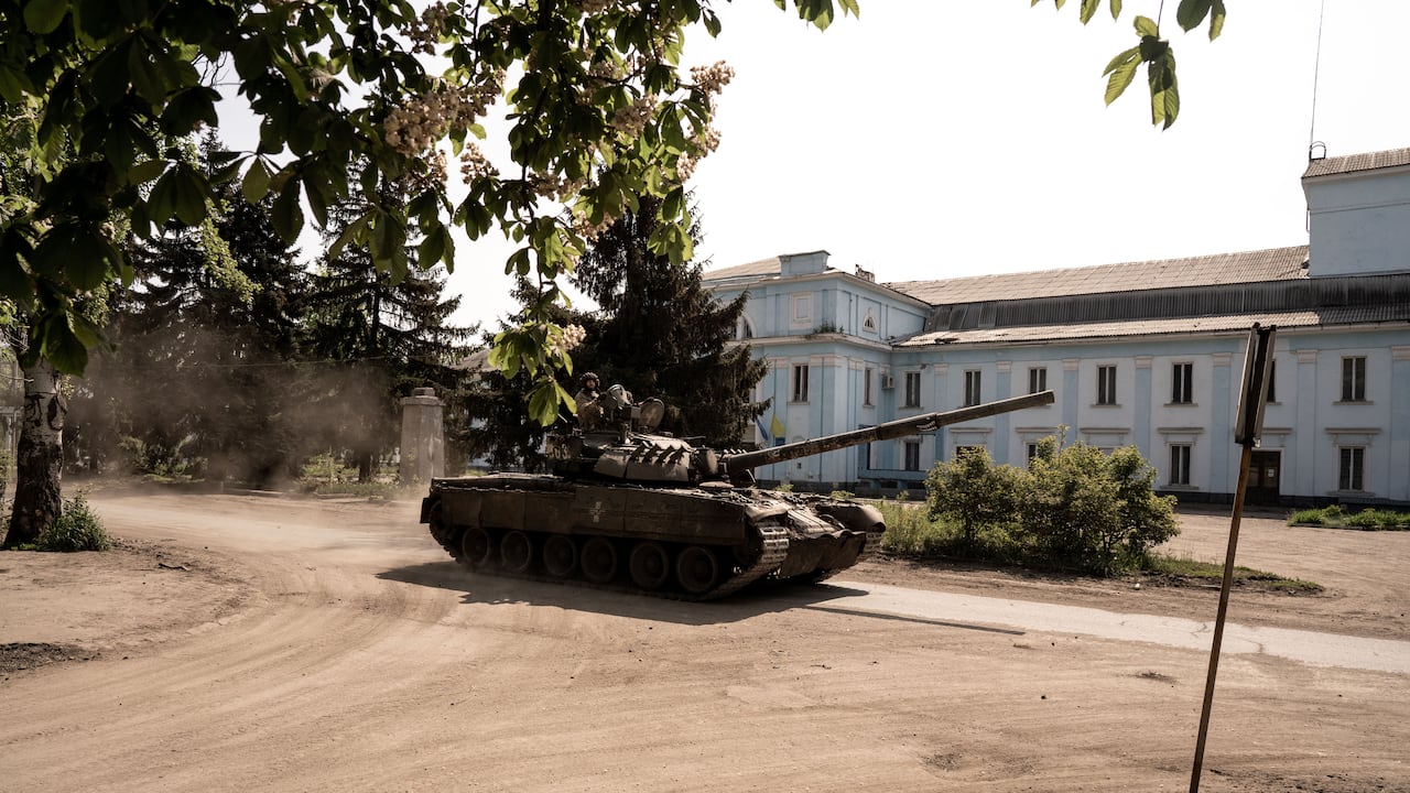 Se ve un tanque en la calle en medio de la guerra Rusia-Ucrania en Chasiv Yar, Ucrania el 14 de mayo de 2023.