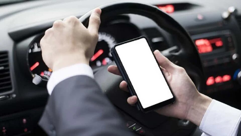 La maniobra que muchos conductores hacen en los semáforos y que podría generar un comparendo