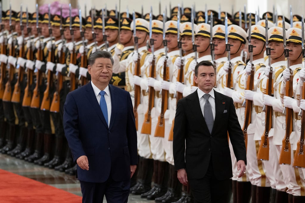 El presidente de China, Xi Jinping (izquierda), y el presidente de Ecuador, Daniel Noboa, pasan revista a la guardia de honor durante una ceremonia de bienvenida en el Gran Palacio del Pueblo en Pekín, China, el martes 18 de agosto de 2026.