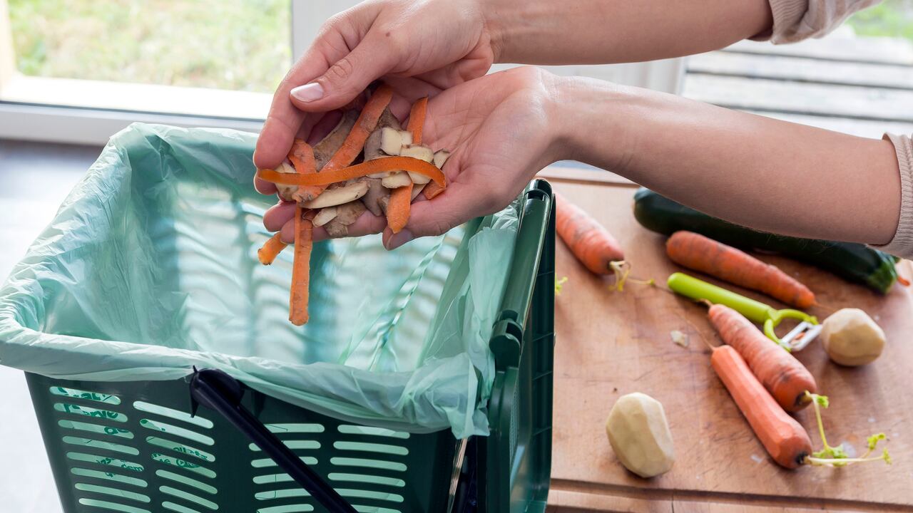 Los residuos de comida pueden causar mal olor en la papelera de la cocina.
