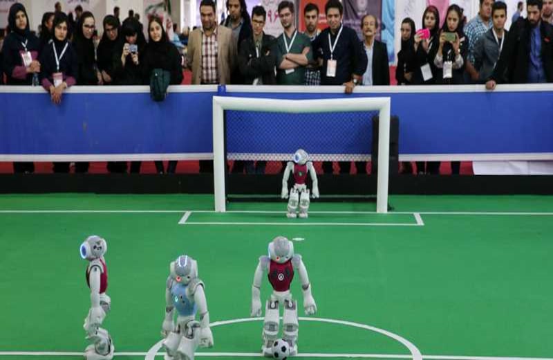 Robots humanoides disputan un partido de fútbol en la RoboCup, la competencia internacional de robótica, que esta vez se llevó a cabo en Irán. 