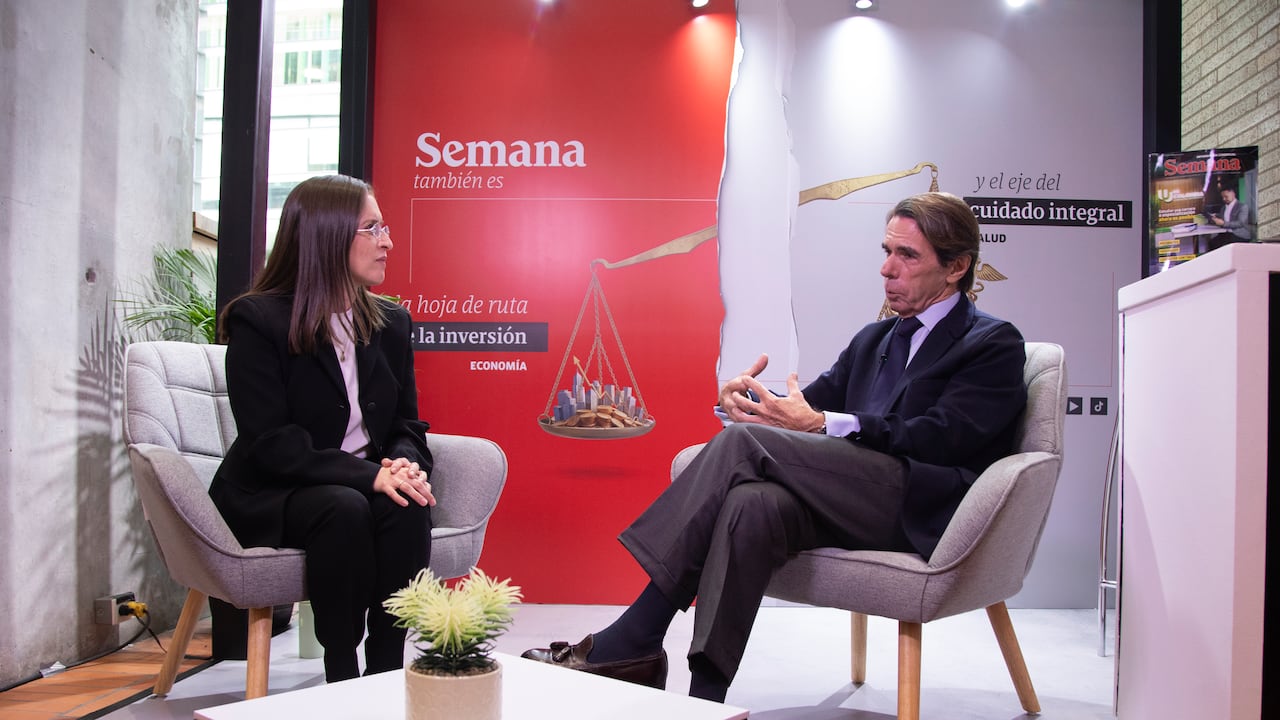 José María Aznar, expresidente del Gobierno de España y presidente ejecutivo de la Fundación Faes, con Cristina Castro, editora general de SEMANA.