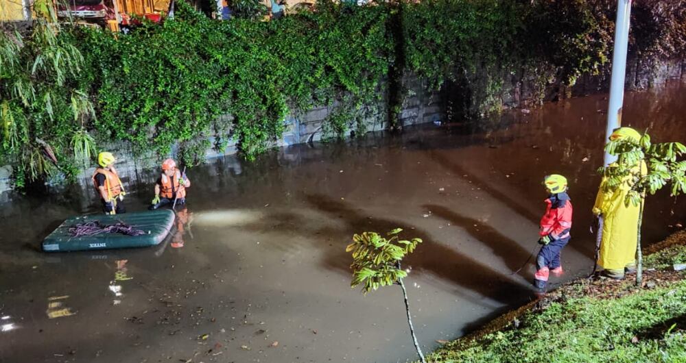 Carro quedó atrapado en una inundación y dejó muertos en Medellín.