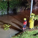 Carro quedó atrapado en una inundación y dejó muertos en Medellín.