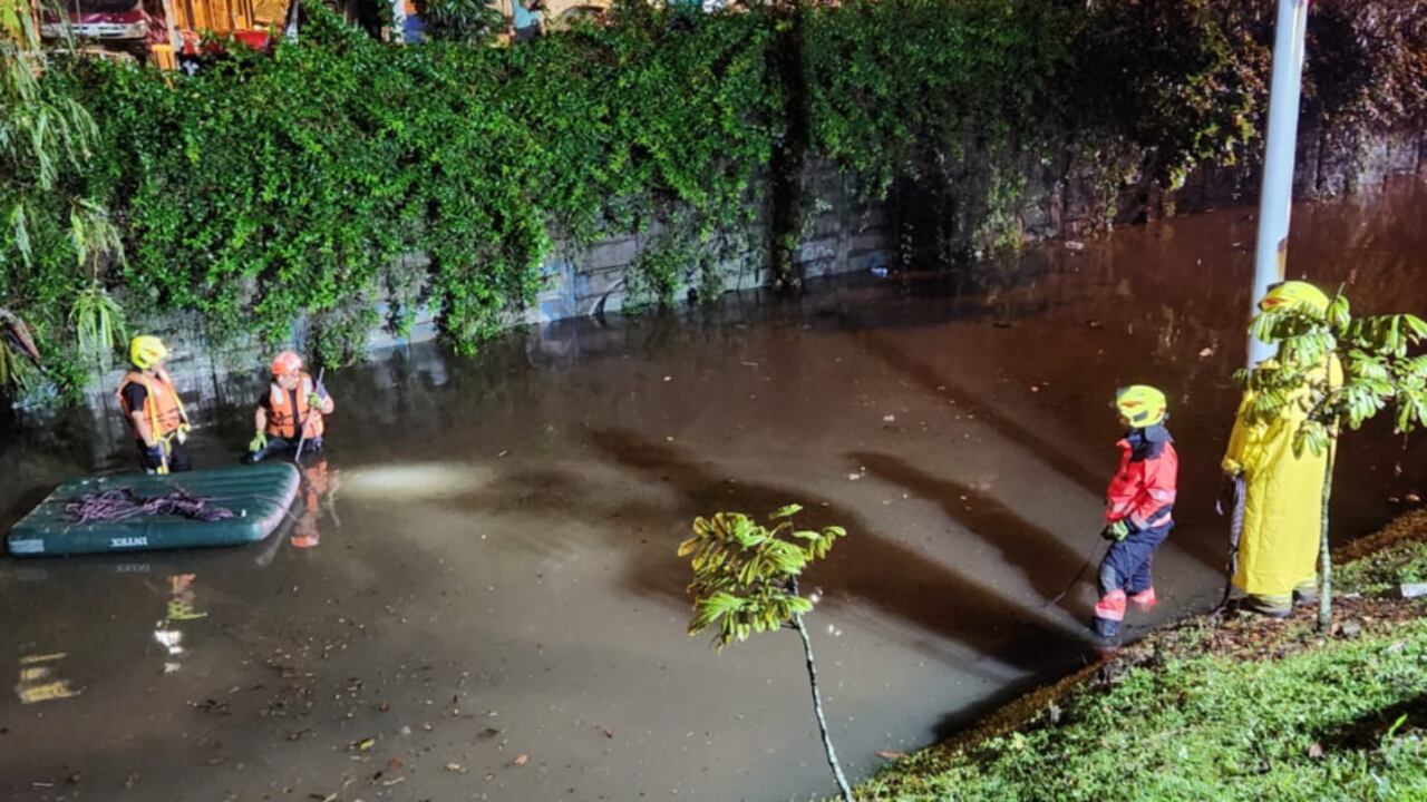 Carro quedó atrapado en una inundación y dejó dos muertos en Medellín.