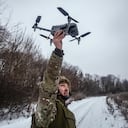 Soldado ucraniano con un dron de reconocimiento en el frente de Sumy.